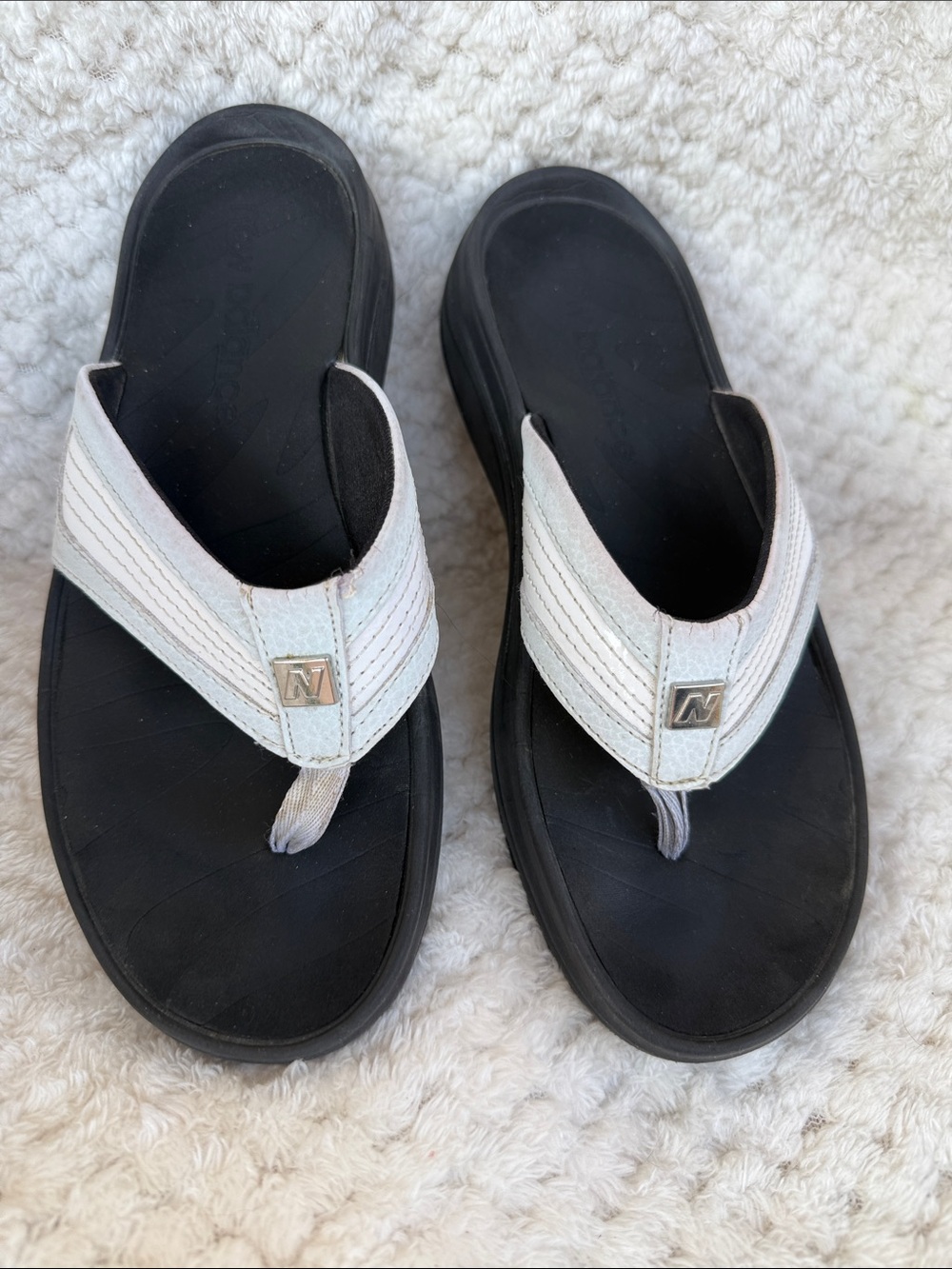 Women's 8 New Balance Flip Flop White Black Leather Walking Sandsls